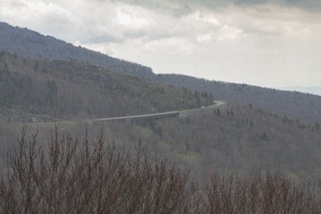 De Parkway hangt vaak op deze manier aan de berg